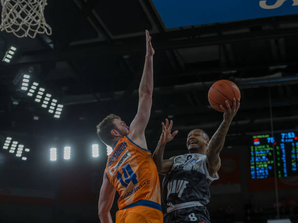 他在接受媒 他在接受媒